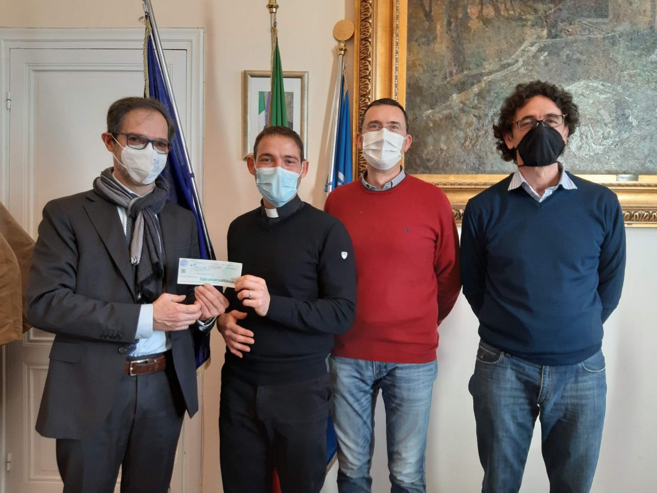 Sindaco consegna fondo di solidarietà a Don Albano per il presepe permanente