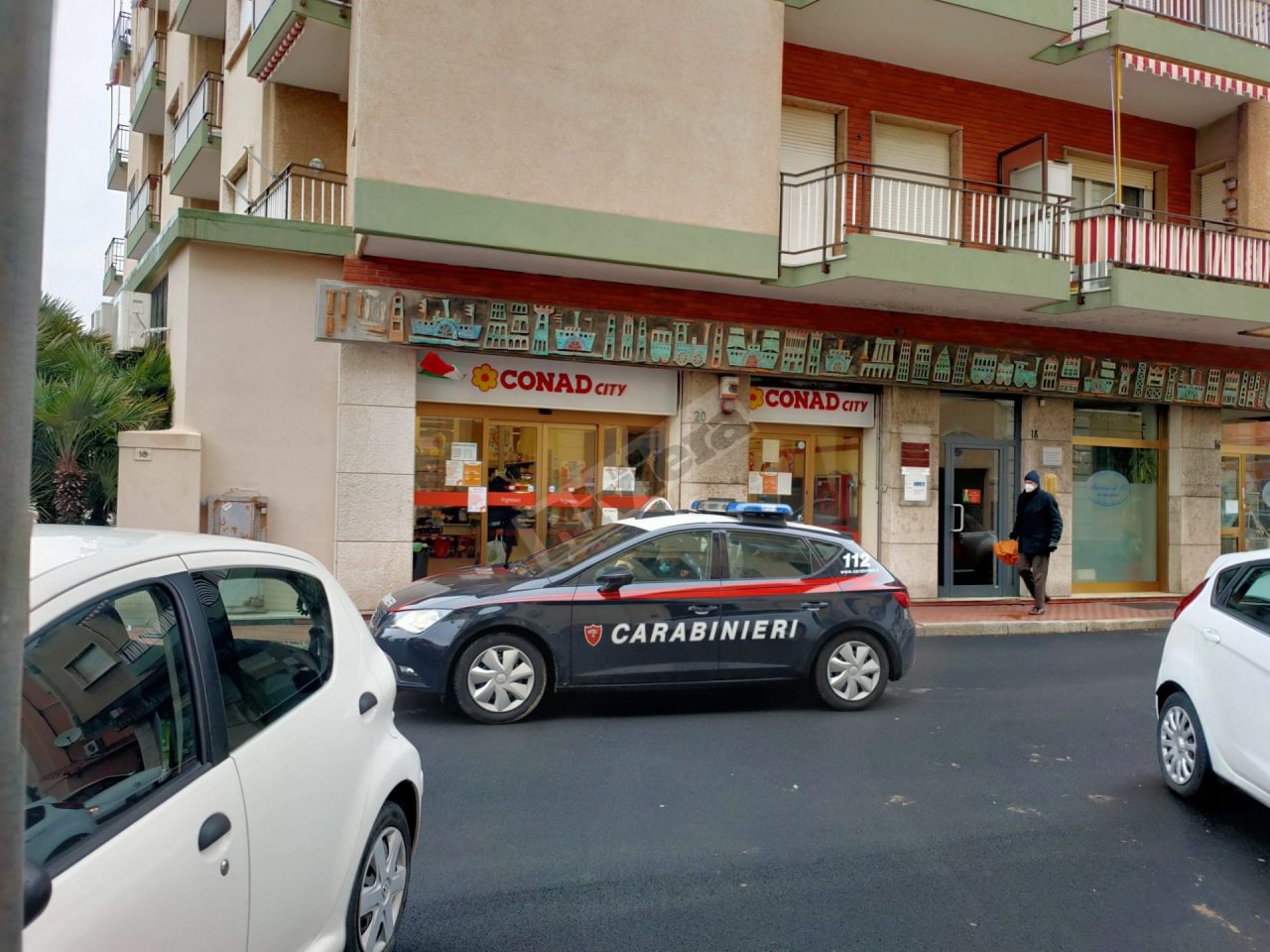 Rapina al Conad di Bordighera: mendicante africano insegue malvivente e recupera parte del bottino
