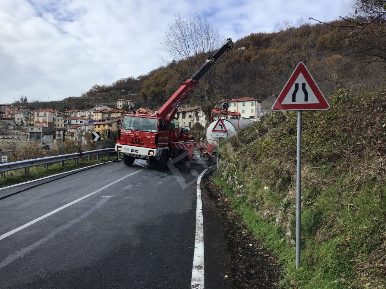 Riaperta la statale 28 a Pornassio, dopo l’autocisterna rimasta bloccata in curva