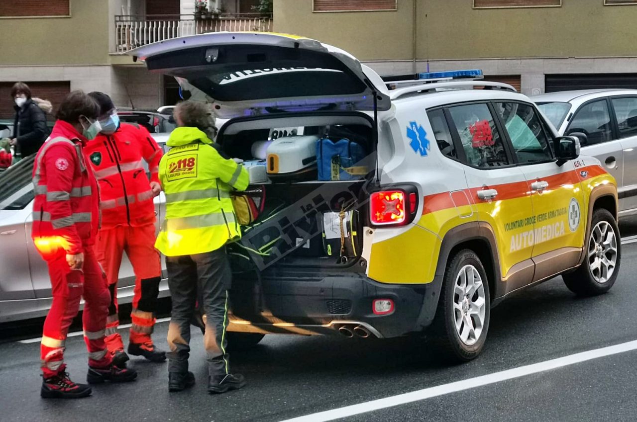Infortunio sul lavoro: si taglia con il coltello, grave un cuoco a Sanremo