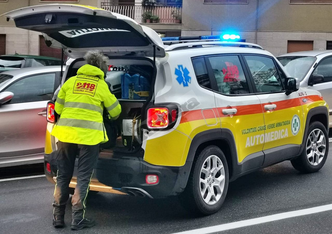 Cade da una scala sul tetto: ferito un 46enne a Dolceacqua