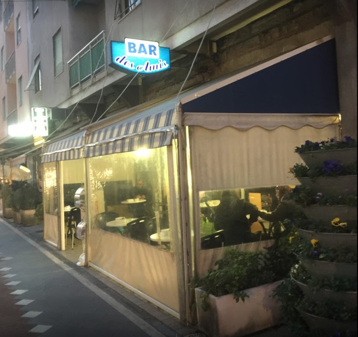 Consumazione sul posto dopo le 18: chiuso per 5 giorni il bar Des Amis di Sanremo