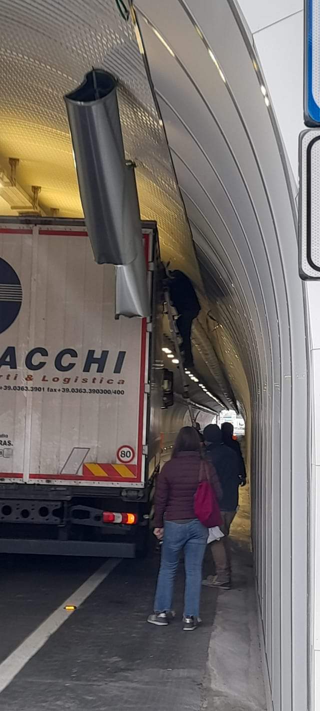 Camion incastrato galleria Scoglietti Ventimiglia