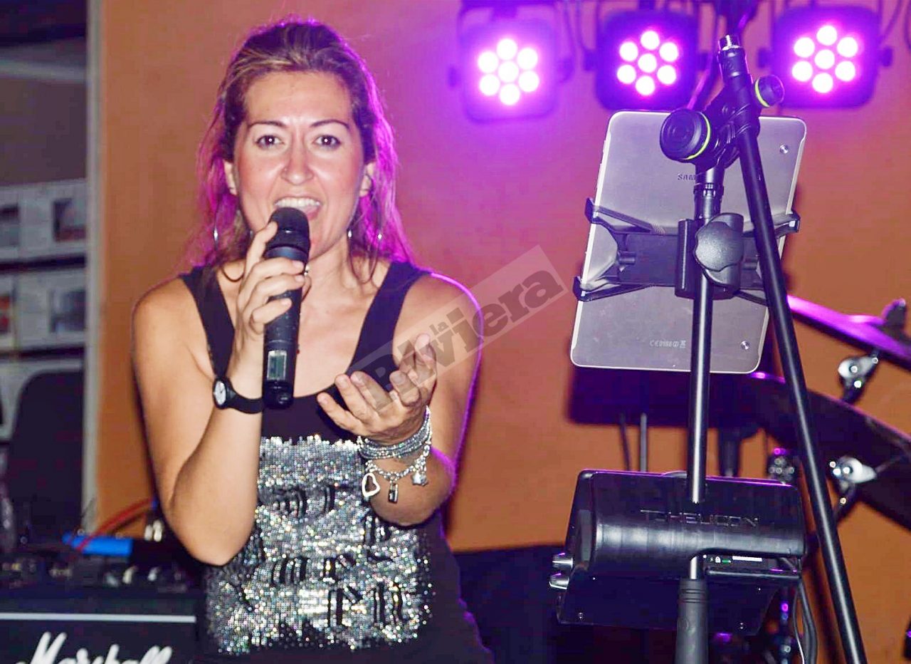 Cantante si esibisce in concerto fuori dall’ospedale di Sanremo per la nonna ricoverata