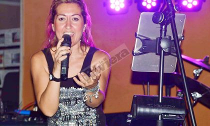 Cantante si esibisce in concerto fuori dall'ospedale di Sanremo per la nonna ricoverata