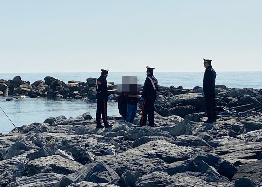Feto trovato sulla spiaggia: era al quinto mese, l’aborto probabilmente 24-48 ore prima