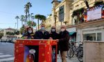 Auguri al Cubo a Sanremo con le vignette umoristiche in via Matteotti