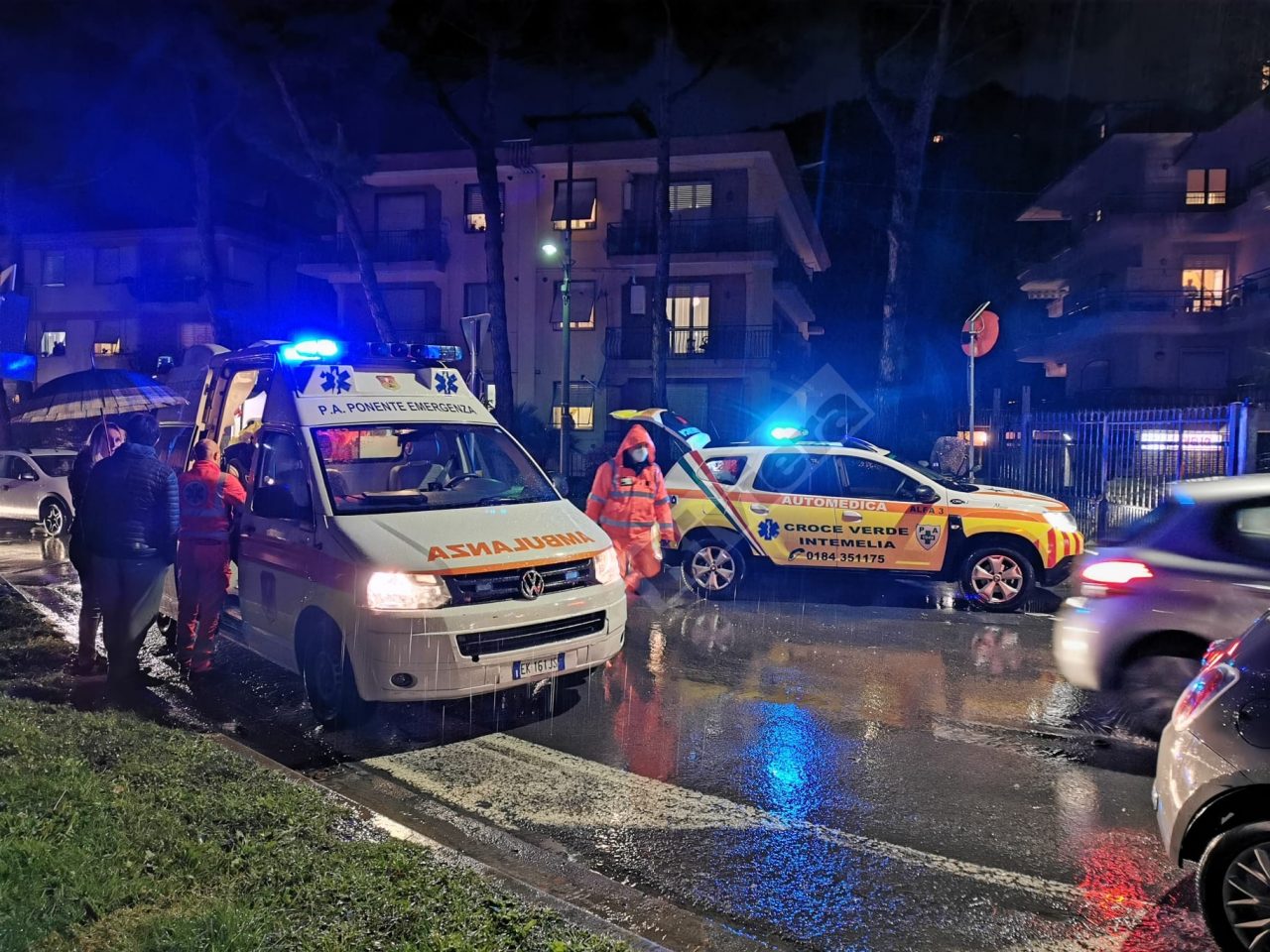 Scooterista 17enne investe pedone con cagnolino al guinzaglio