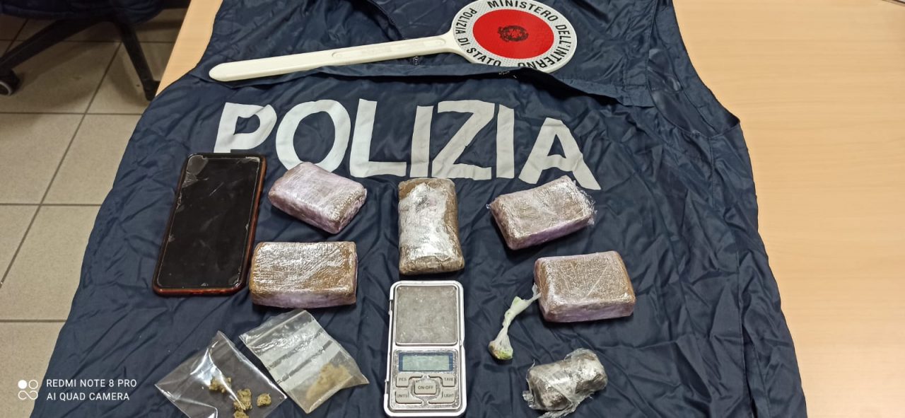 Droga nascosta in 24 barattoli a casa. Obbligo di firma per un 45enne