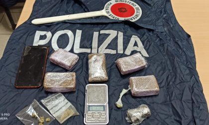 Droga nascosta in 24 barattoli a casa. Obbligo di firma per un 45enne