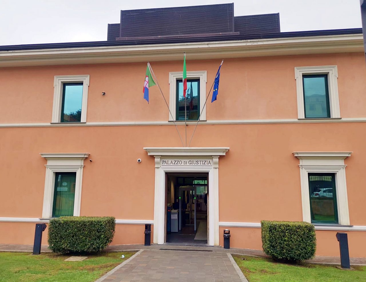 Tenta di rubare l’arma a un agente a Sanremo, arrestata una 40enne ucraina