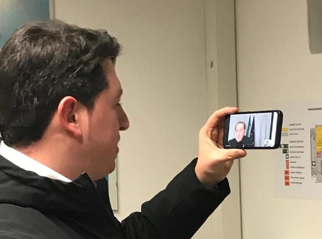 “Buonasera sono Silvio”. Berlusconi “irrompe” al consiglio comunale di Caravonica