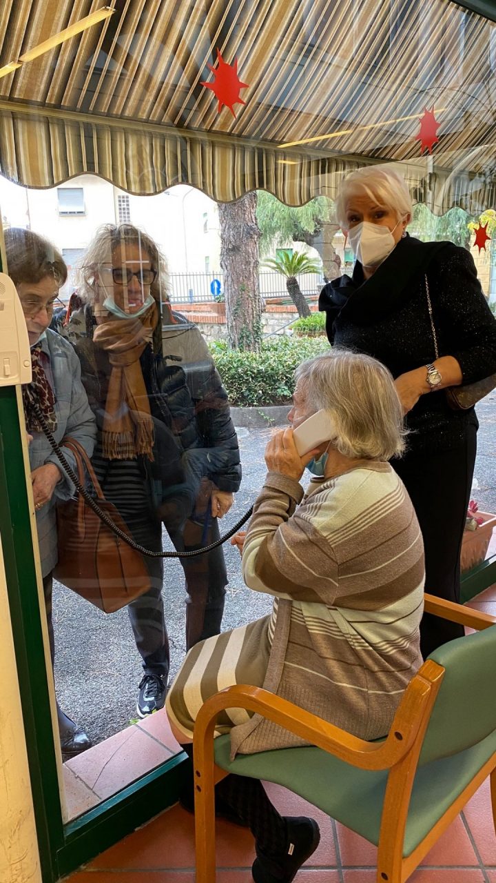Emozioni e sorrisi, alla casa di riposo arriva l’interfono per gli incontri con i propri cari