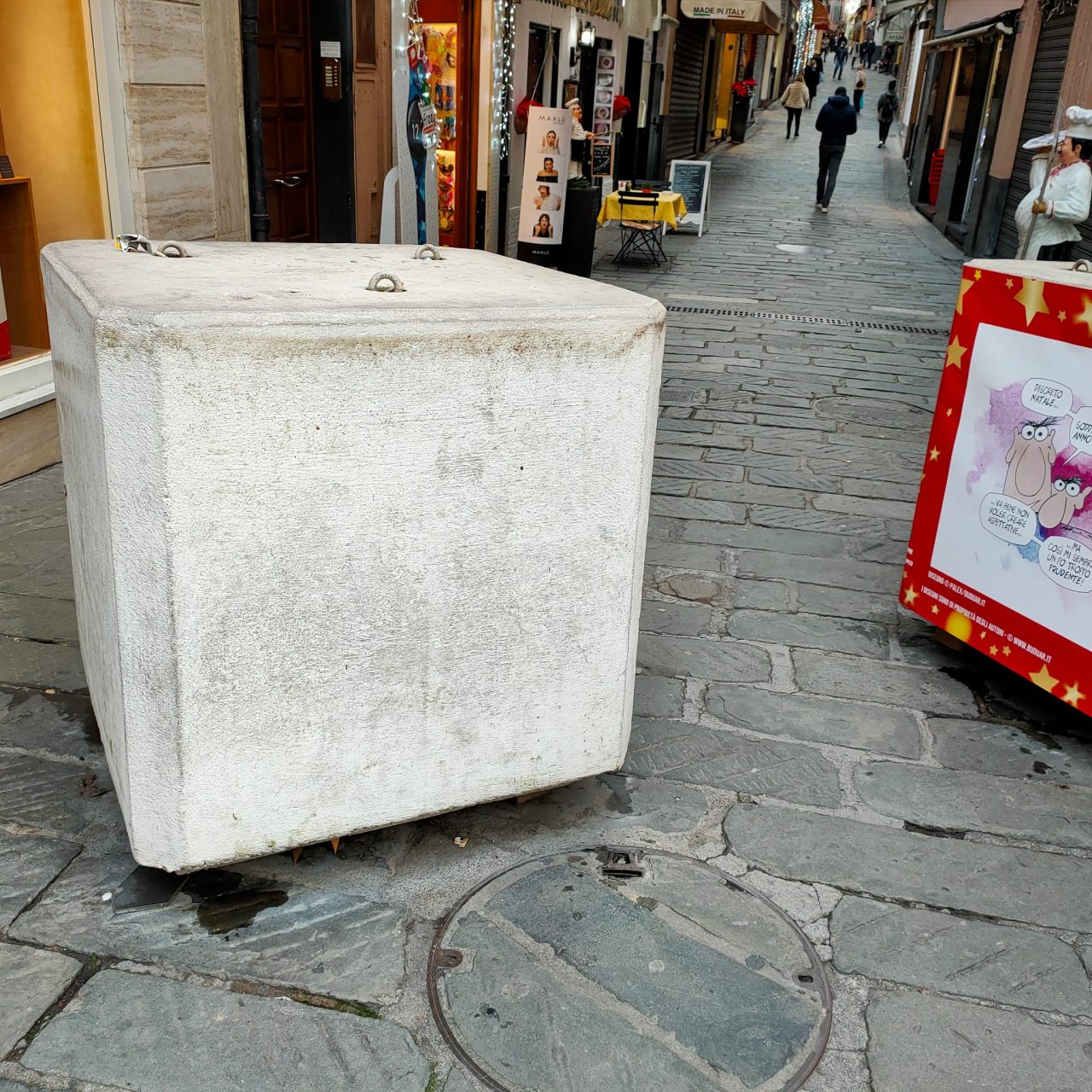 Sparito l’albero con le siringhe vandali in via Palazzo