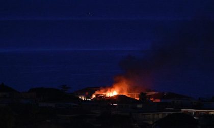 Brucia abitazione a Diano Marina, l'incendio partito da un terrazzo - FOTO E VIDEO