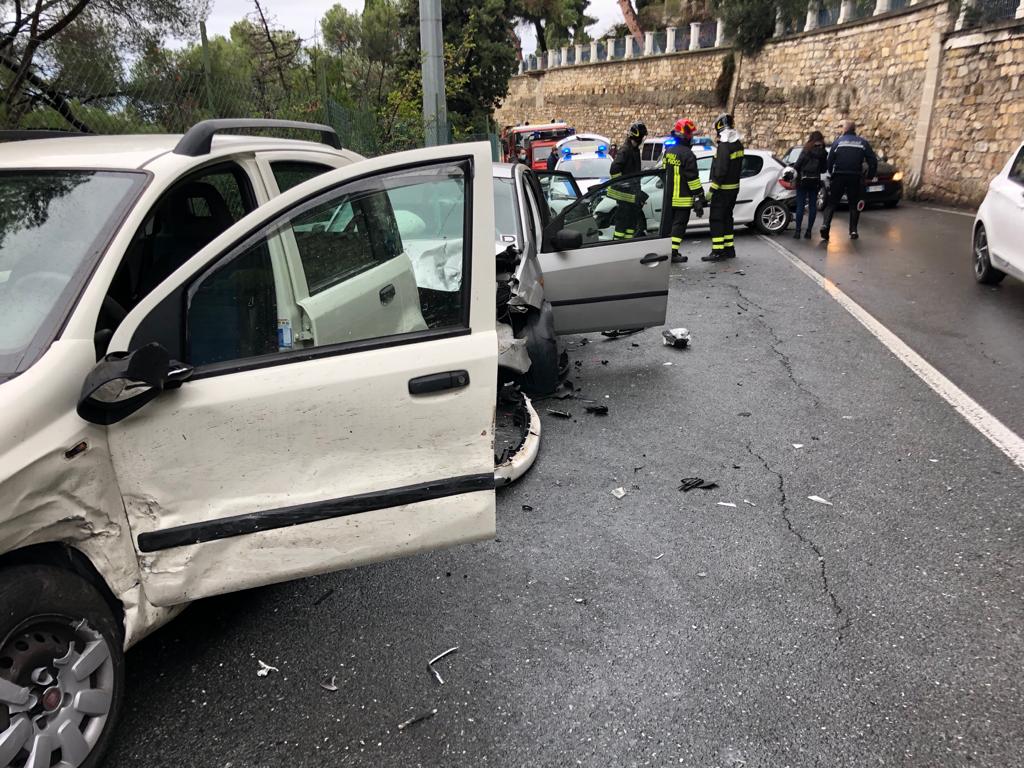 Auto perde il controllo e invade la corsia opposta schiantandosi contro altre due vetture