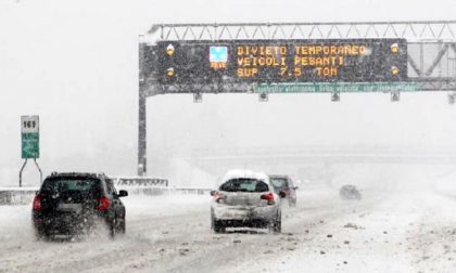 Protezione Civile in soccorso degli automobilisti bloccati dalla neve in autostrada