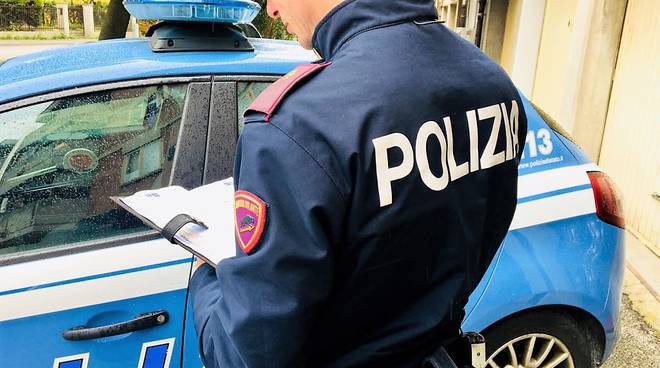 Polizia arresta pusher 40enne con cocaina, marijuana e hascisc
