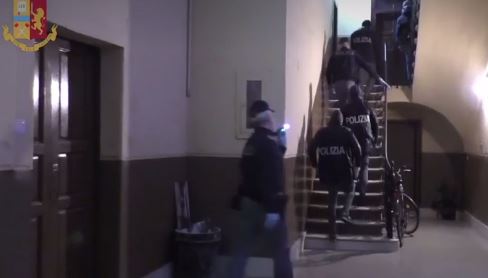 Polizia sgomina cartello internazionale di trafficanti di esseri umani – Video