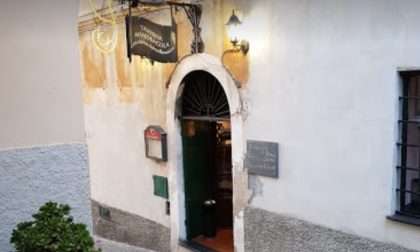 Rogo distrugge porta di un ristorante nel Dianese. Non si esclude nessuna ipotesi