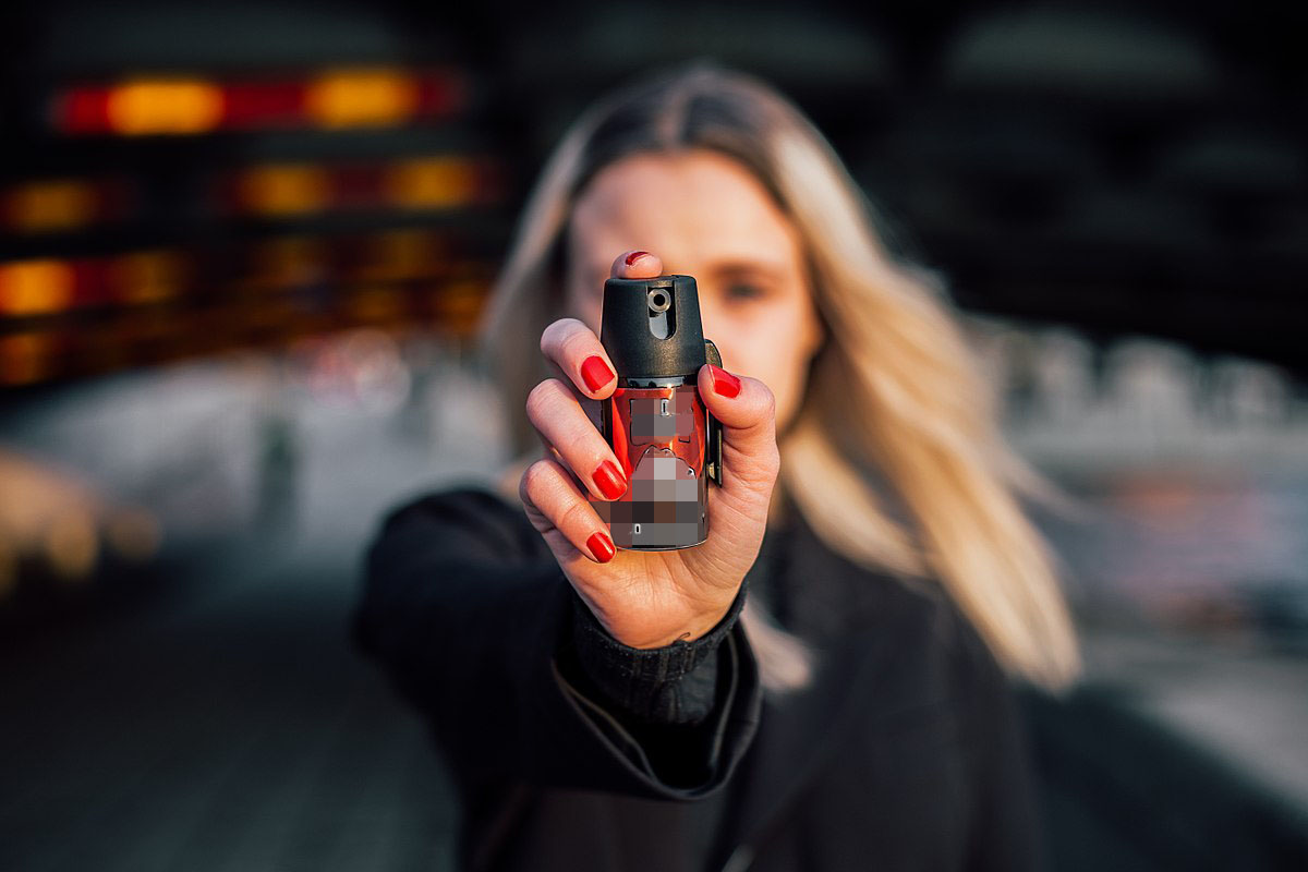 Aggredisce il fidanzato con uno spray urticante per strada a Sanremo