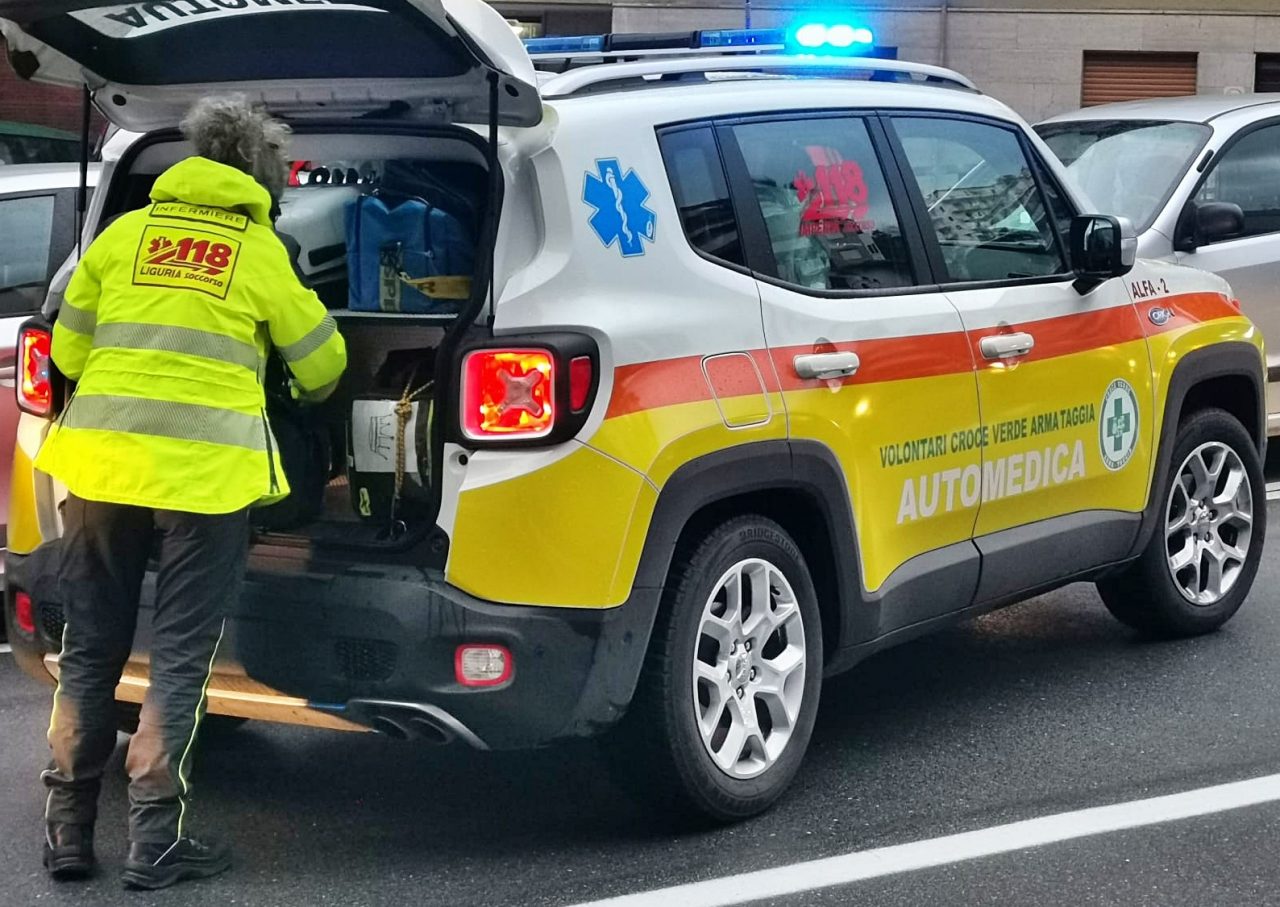Scontro moto e bici: feriti due ciclisti sull’Aurelia a Santo Stefano