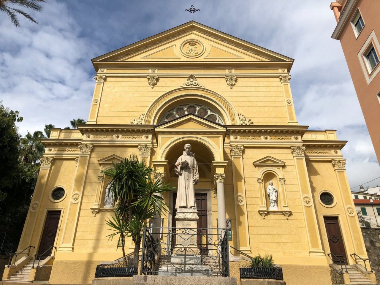 Prende fuoco il presepe della chiesa a Sanremo