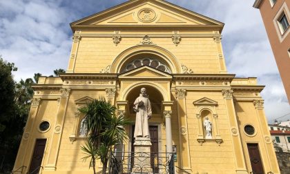 Prende fuoco il presepe della chiesa a Sanremo