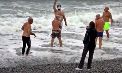 Sei temerari partecipano al cimento invernale di Ventimiglia. Foto e Video