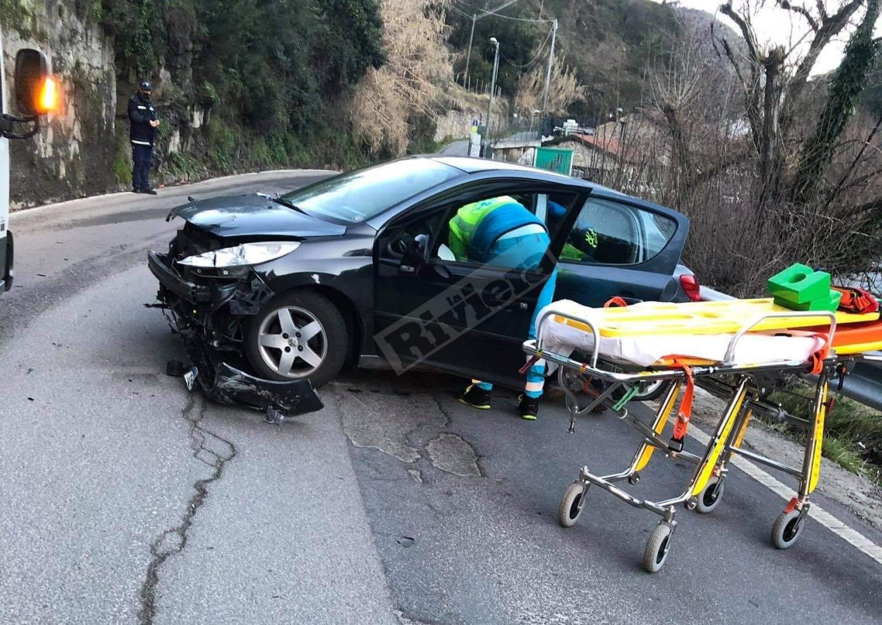 Ghiaccio sulla provinciale della val Nervia: 26enne si schianta contro il muro