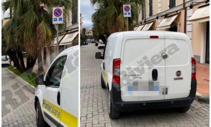 L'auto di Poste Italiane posteggiata nel parking per disabili a Bordighera