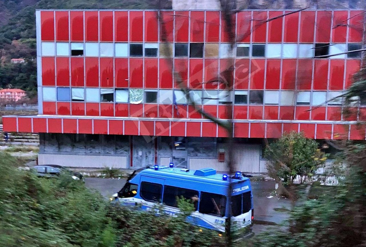 Blitz della polizia nell’ex caserma dei vigili del fuoco di Ventimiglia