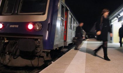 Migrante muore folgorato sul tetto di un treno per la Francia. Video