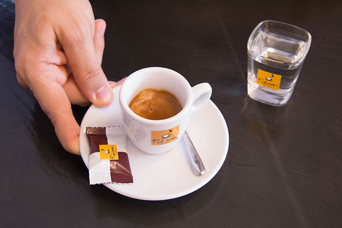 Multa di 400 euro al titolare di un bar per aver servito il caffè nella tazzina di ceramica
