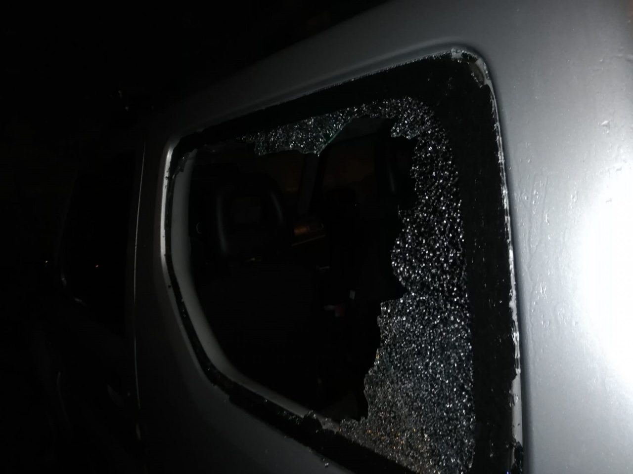 Danneggia diverse auto parcheggiate in centro per rubare all’interno. Arrestato