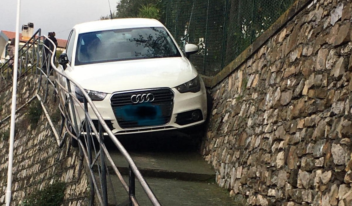 Audi incastrata nelle scale a Imperia