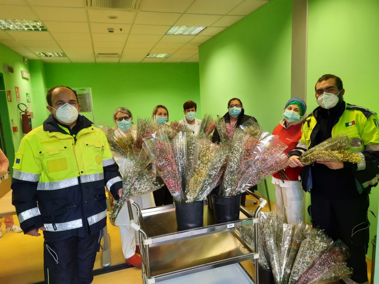 “Imperia rinasce con un fiore”, l’omaggio a medici ed infermieri