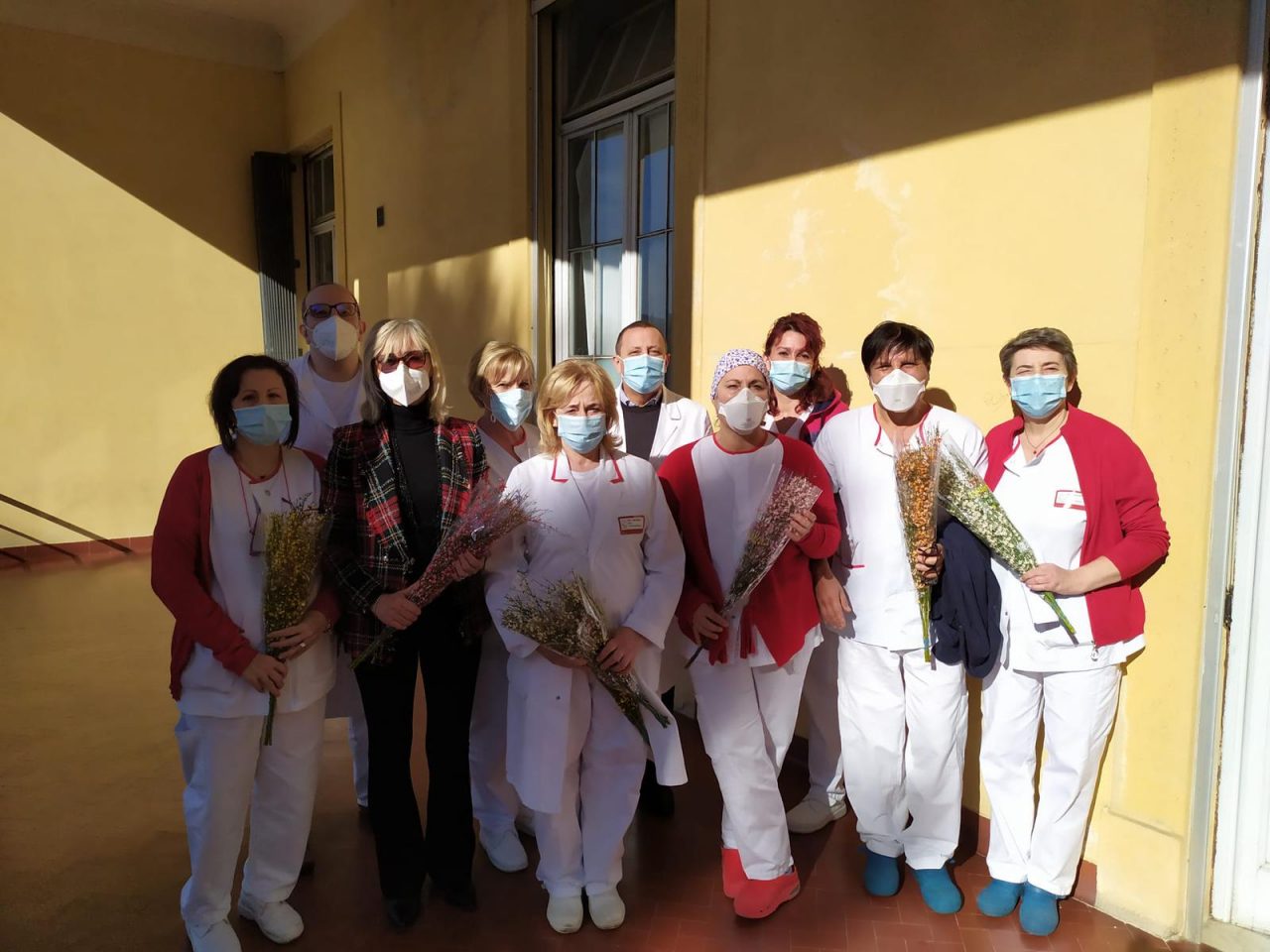 Omaggio floreale agli operatori sanitari della provincia