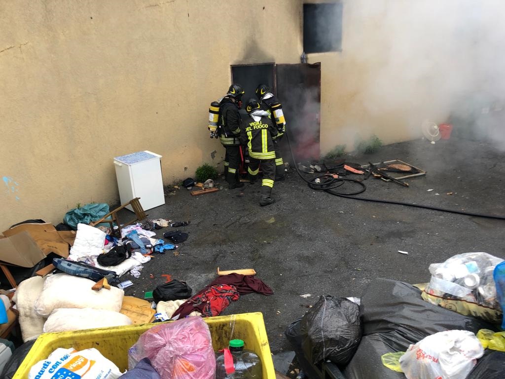 Incendio nello cantine case popolari a Imperia