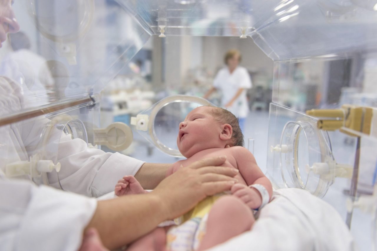 Coppia di genitori rapisce in ospedale figlio neonato