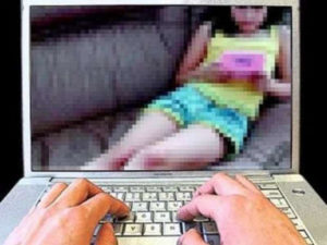 Insegnante di ginnastica e bagnino pedofilo: divieto di avvicinamento a scuole e uso di social network
