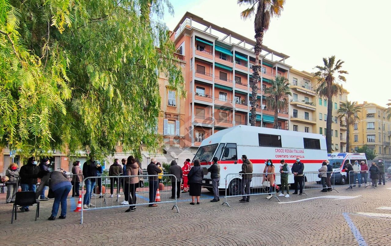 Code a Ventimiglia per il tampone antigenico gratuito. Foto e Video