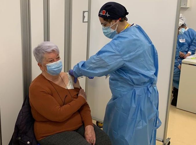 Carla, prima vaccinata over80 in provincia di Imperia: “Orgogliosa e… stupita”