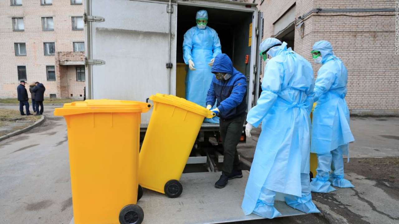 Famiglia in quarantena sommersa dall’immondizia