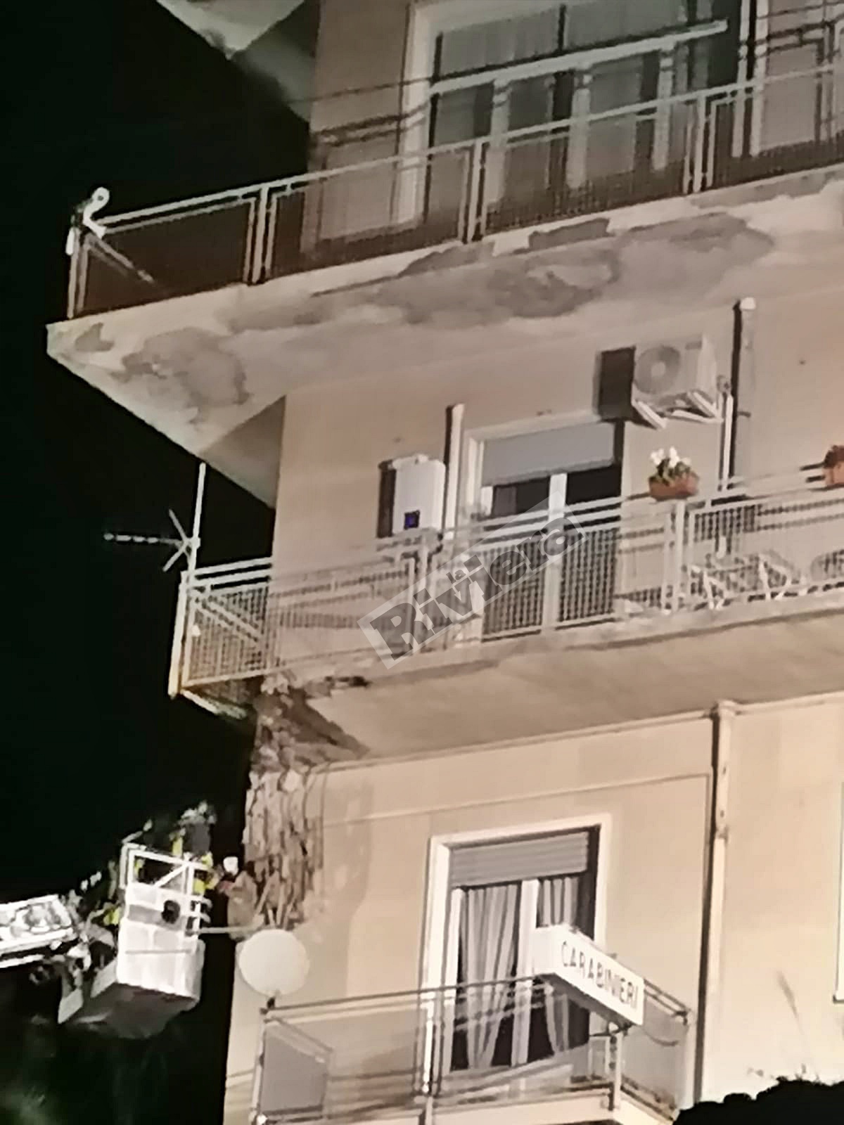 Crolla terrazza balcone caserma carabinieri Ospedaletti