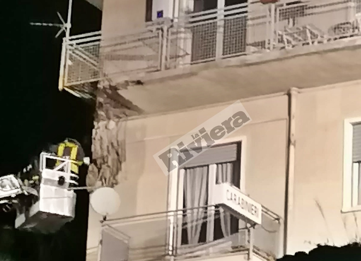 Crolla terrazza balcone caserma carabinieri Ospedaletti_02