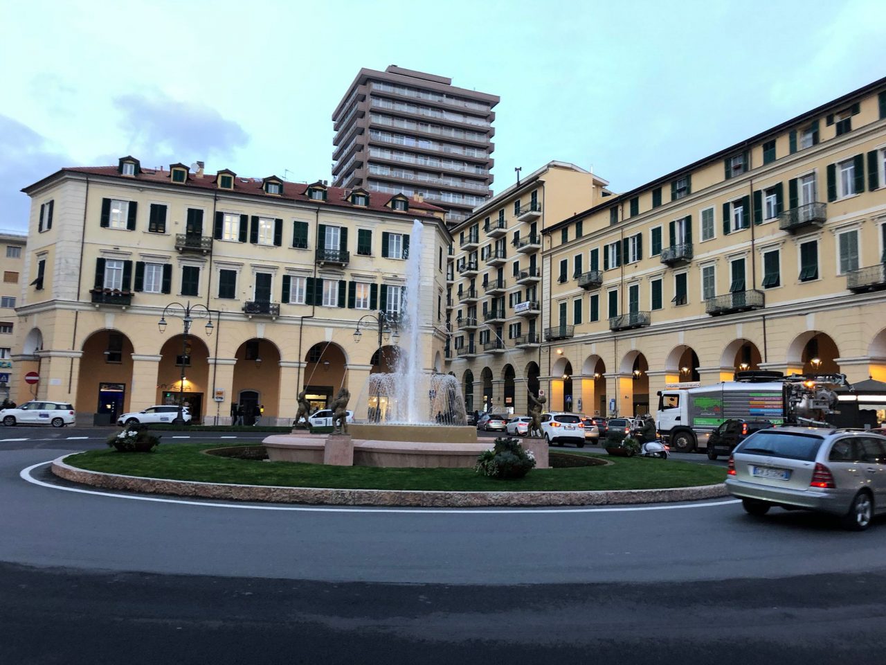 Inaugurata la mostra sui Portici di Piazza Dante