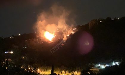 Incendio boschivo vicino alle case a Sanremo