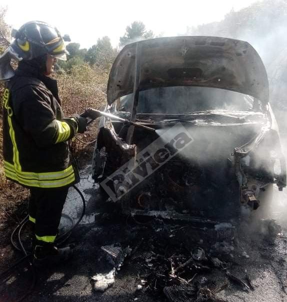 Incendio furgone Dolceacqua strada militare Gouta