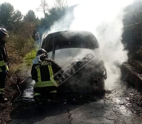 Incendio furgone Dolceacqua strada militare Gouta_02